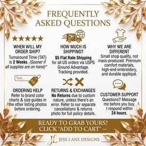 Puede incluir: Un gr&aacute;fico informativo blanco titulado FREQUENTLY ASKED QUESTIONS con bordes de hojas doradas. Detalla las pol&iacute;ticas de la tienda, incluyendo tiempos de entrega, env&iacute;os, calidad del producto, ayuda para pedidos, devoluciones y soporte de JESS LANE DESIGNS.