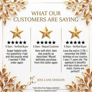 Puede incluir: Un gr&aacute;fico de rese&ntilde;as de clientes titulado WHAT OUR CUSTOMERS ARE SAYING con detalles de hojas doradas. Muestra tres valoraciones de cinco estrellas con testimonios de compradores verificados y un cliente habitual, junto a la marca JESS LANE DESIGNS.