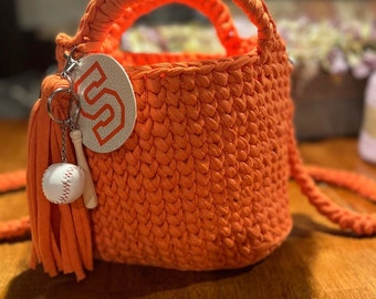 Die Varsity Tasche - kann mit Snacks gefüllt und als Pflegepaket versendet werden