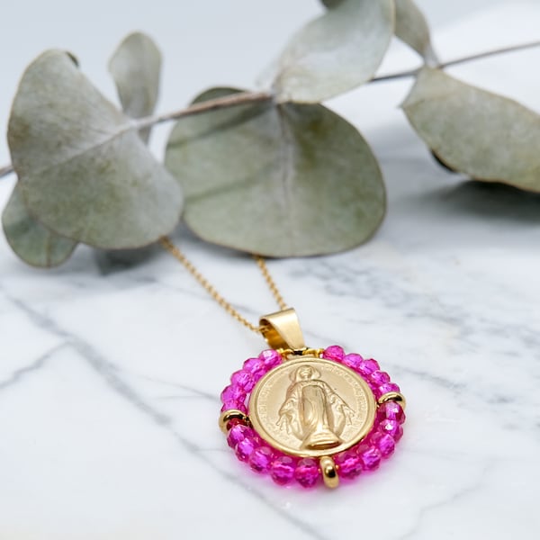 Collier Our Lady entourée de perles rose fuchsia