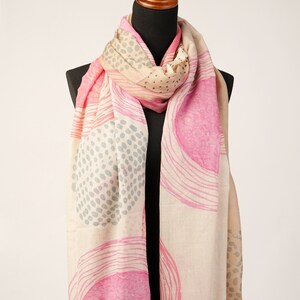 Cashmere shawl in abstract print soft hazelnut