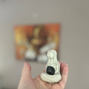 Goddess Statue Ornament, Handcast Energy Goddess Design with Tumble Stone, Perfect for Meditation Space, Unique Spiritual Gift
