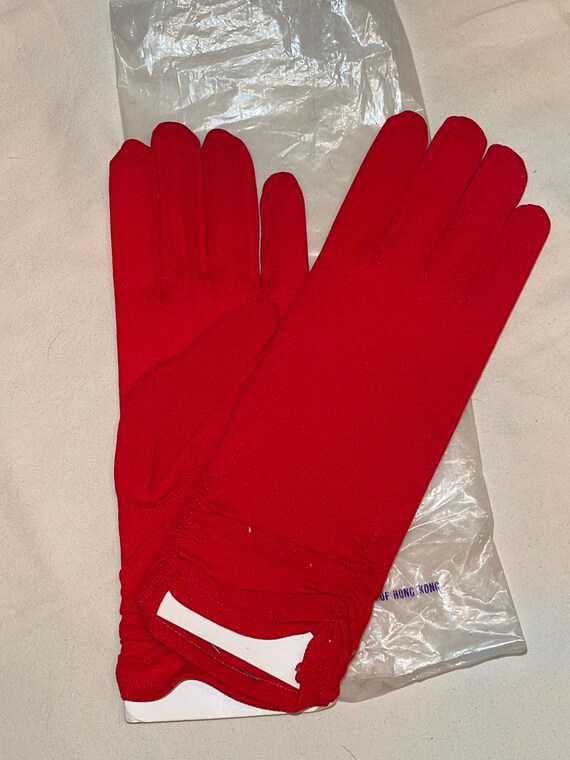 Max Meyer’s Red Nylon Gloves