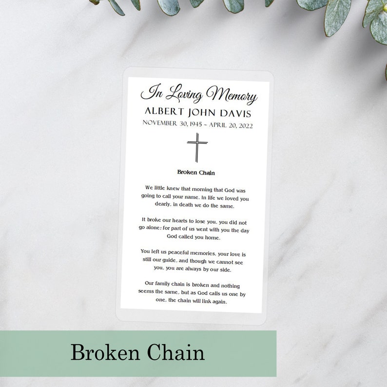 Puede incluir: Una tarjeta conmemorativa en blanco y negro con una cruz en la parte superior y el texto "In Loving Memory Albert John Davis November 30, 1945 - April 20, 2022" en la parte superior. La tarjeta tiene un poema titulado "Broken Chain" que dice: "No sab&iacute;amos esa ma&ntilde;ana que Dios iba a llamar a tu nombre. En la vida te amamos mucho, en la muerte hacemos lo mismo. Nos rompi&oacute; el coraz&oacute;n perderte, no te fuiste solo: una parte de nosotros se fue contigo el d&iacute;a en que Dios te llam&oacute; a casa. Nos dejaste recuerdos pac&iacute;ficos, tu amor sigue siendo nuestra gu&iacute;a, y aunque no podamos verte, siempre est&aacute;s a nuestro lado. Nuestra cadena familiar est&aacute; rota y nada parece ser lo mismo, pero a medida que Dios nos llama uno por uno, la cadena volver&aacute; a unirse."