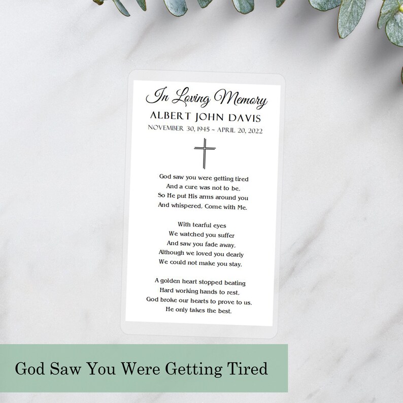 Puede incluir: Una tarjeta blanca con texto negro que dice "In Loving Memory Albert John Davis November 30, 1945 - April 20, 2022" con un s&iacute;mbolo de cruz negra. La tarjeta incluye un poema que dice "Dios vio que estabas cansado Y que no hab&iacute;a cura. As&iacute; que puso sus brazos a tu alrededor Y susurr&oacute;. Ven conmigo. Con ojos llorosos Te vimos sufrir Y te vimos desvanecer. Aunque te amamos mucho No pudimos hacerte quedarte. Un coraz&oacute;n de oro dej&oacute; de latir Manos trabajadoras descansan. Dios rompi&oacute; nuestros corazones para demostrarnos. &Eacute;l solo toma lo mejor."