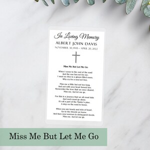 Puede incluir: Una tarjeta conmemorativa en blanco y negro con una cruz en la parte superior y el texto "In Loving Memory Albert John Davis November 30, 1945 - April 20, 2022". La tarjeta presenta un poema titulado "Miss Me But Let Me Go" con el siguiente texto: "Cuando llegue al final del camino Y el sol se haya puesto para m&iacute;. No quiero ning&uacute;n rito en una habitaci&oacute;n oscura. &iquest;Por qu&eacute; llorar por un alma liberada? Recu&eacute;rdame un poco, pero no demasiado tiempo. Y no con la cabeza gacha. Recuerda el amor que una vez compartimos. Recu&eacute;rdame, pero d&eacute;jame ir. Porque este es un viaje que todos debemos hacer Y cada uno debe ir solo. Es todo parte del plan del Maestro. Un paso en el camino a casa. Cuando est&eacute;s solo y enfermo de coraz&oacute;n. Ve con los amigos que conocemos, Y entierra tus penas haciendo buenas acciones. Recu&eacute;rdame, pero d&eacute;jame ir."