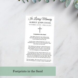 Puede incluir: Una tarjeta blanca con texto negro que dice "In Loving Memory Albert John Davis 30 de noviembre de 1945 - 20 de abril de 2022" y una cruz negra. La tarjeta tambi&eacute;n incluye un poema titulado "Footprints in the Sand" sobre un sue&ntilde;o de caminar por la playa con el Se&ntilde;or.