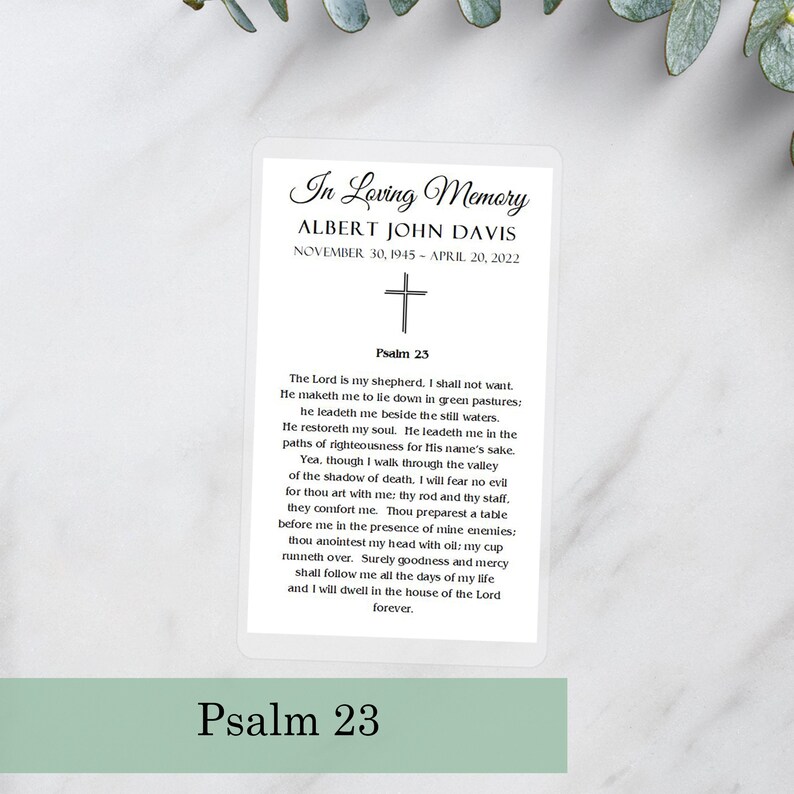 Puede incluir: Una tarjeta blanca con texto negro, una cruz negra y las palabras "En memoria cari&ntilde;osa" en la parte superior. La tarjeta dice "Albert John Davis" e incluye las fechas "30 de noviembre de 1945 - 20 de abril de 2022". La tarjeta tambi&eacute;n incluye el texto "Salmo 23" y un pasaje de la Biblia.