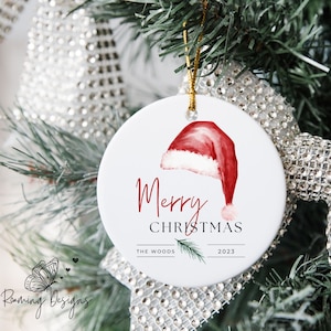 Enfeite de cerâmica personalizado com gorro de Papai Noel, enfeite de Natal personalizado, enfeite de Natal com nome da família, enfeite para árvore de Natal