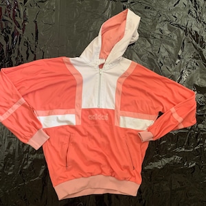 Könnte beinhalten: Ein rosa-weißes Kapuzenpullover mit Reißverschluss und dem Schriftzug "adidas" auf der Vorderseite.