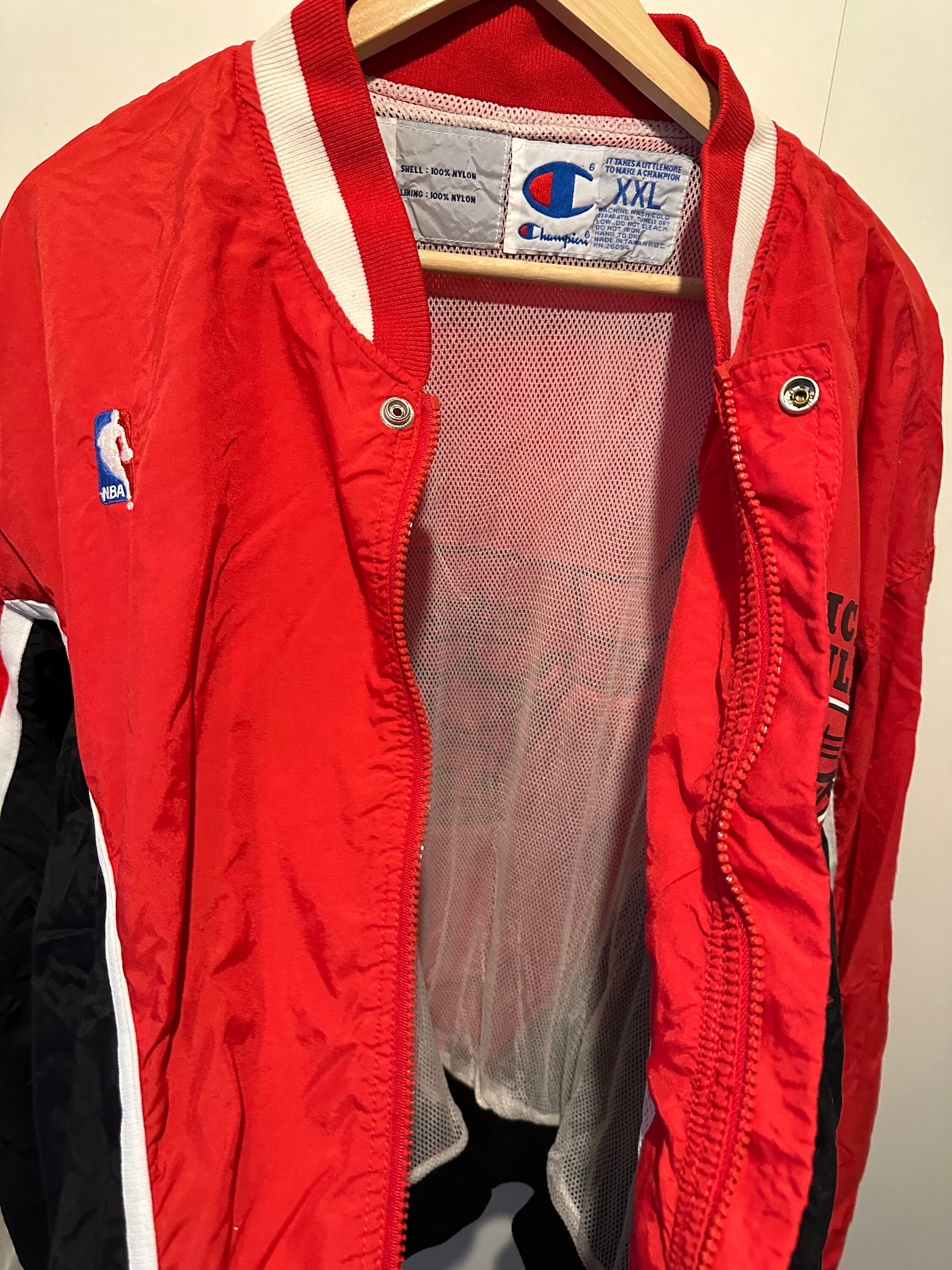 Champion Warm up Jacket Chicago Bulls NBA Size L Retro Champion Warm up Jacket Chicago Bulls NBA Size L Retro
