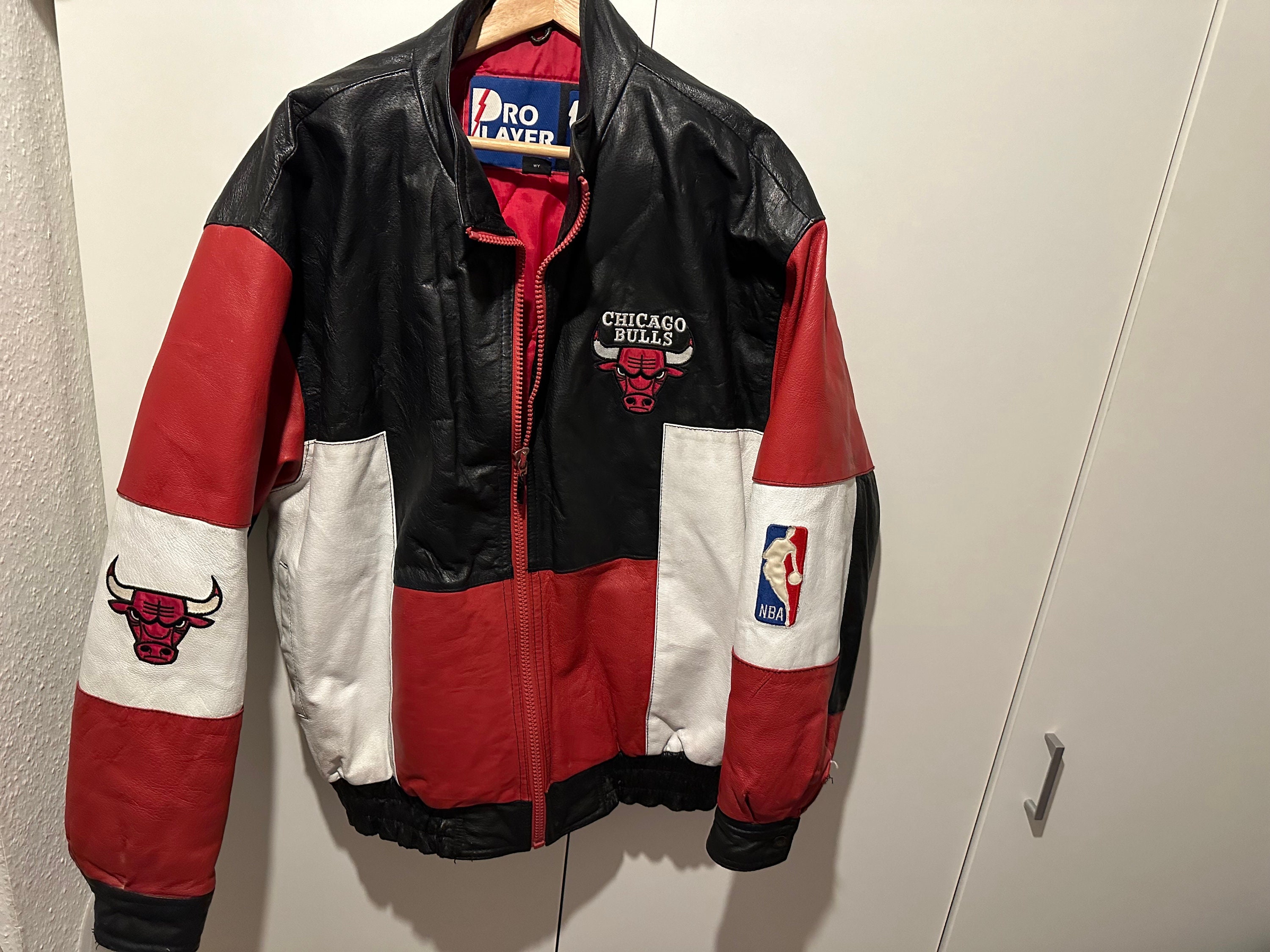 Pro Player Leather Jacket Chicago Bulls Size L-XL NBA Pro Player Leather Jacket Chicago Bulls Size L-XL NBA