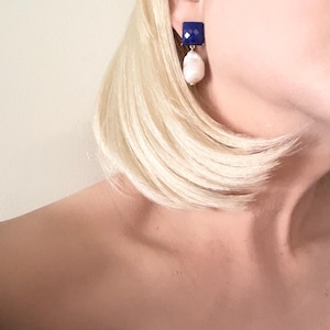 天然バロック パール ゴールド イヤリング、本物のラピスラズリ ファセット ジェムストーン付き、13 mm、ウェディング イヤリング、花嫁介添人へのギフト。