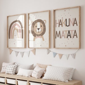 Boho 3er Set Dschungeltier 'Hakuna Matata'| Baby Mädchen Kinderzimmer Wand Kunstdruck | Safari, Löwe, Regenbogen| Rosa Kinderzimmer Poster| Neu Baby Prints