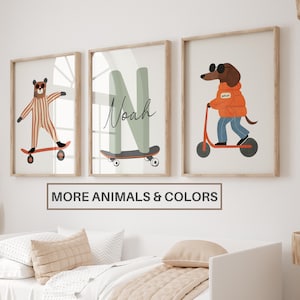Impressão de arte de parede para berçário de animais legais | Animal skatista, urso brincalhão, cachorro, skate | Placa de nome personalizada com inicial, decoração para berçário de menino