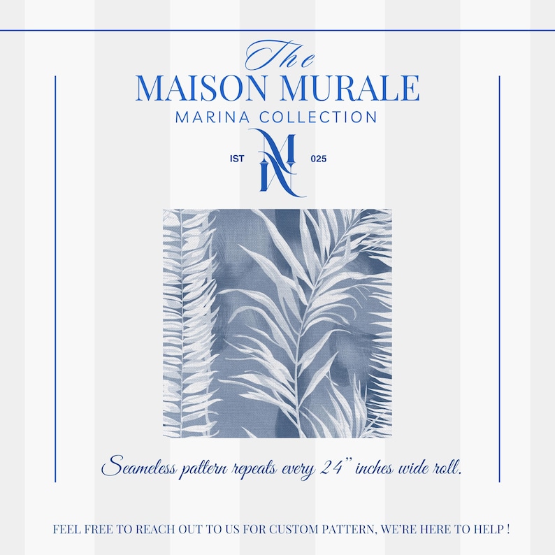 Puede incluir: Papel pintado azul y blanco sin costuras con un dise&ntilde;o de hojas de palmera. Se presenta la colecci&oacute;n Marina de Maison Murale, con el texto "El patr&oacute;n sin costuras se repite cada 61 cm de ancho."