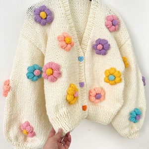 Gänseblümchen grobstrick Pullover Handgemachte Strickjacke für Frauen Daisy Strickjacke Übergroße Daisy Strickjacke Weihnachtliches einzigartiges Geschenk für Mama Bild 3