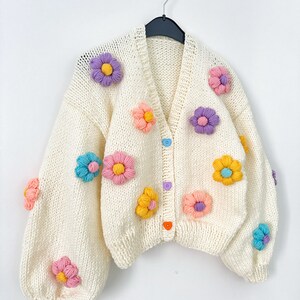 Gänseblümchen grobstrick Pullover Handgemachte Strickjacke für Frauen Daisy Strickjacke Übergroße Daisy Strickjacke Weihnachtliches einzigartiges Geschenk für Mama Bild 4