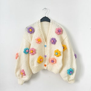 Gänseblümchen grobstrick Pullover Handgemachte Strickjacke für Frauen Daisy Strickjacke Übergroße Daisy Strickjacke Weihnachtliches einzigartiges Geschenk für Mama Bild 1