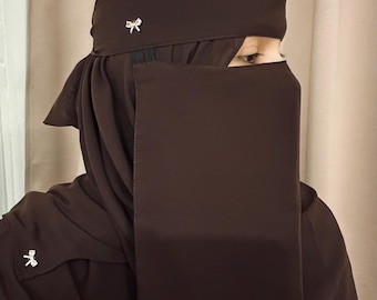 Niqab y hiyab marrones con dijes dorados