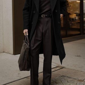 Abrigo de lana sofisticado para hombre: abrigo de invierno con solapa de pico y doble botonadura.