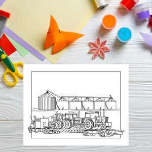 Puede incluir: Un dibujo en blanco y negro de un camión de plataforma que transporta varios tractores. El camión está tirando de un remolque de plataforma con cuatro tractores en él. Los tractores están todos mirando en la misma dirección. El camión y los tractores están frente a una fila de silos de grano.