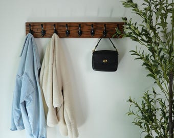 Perchero de pared de roble marrón con ganchos: organizador de madera para abrigos, sombreros y bolsos. Perchero rústico de pared marrón, hecho a mano.