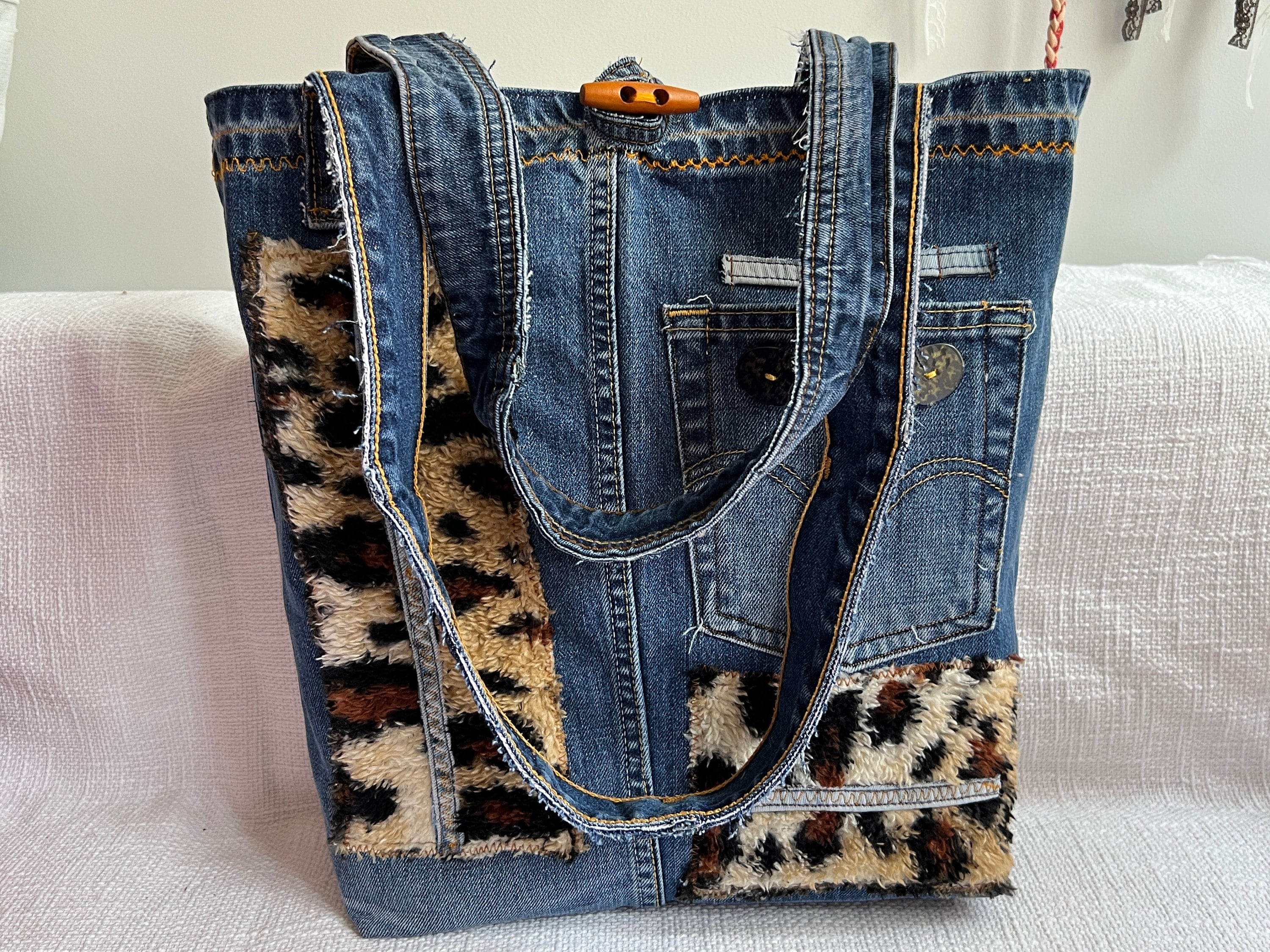 668 ローザ　大きめヒョウ柄デニムリメイクバック　ハンドメイド デニムリメイク⭐️ヒョウ柄⭐️ハンドバッグ⭐️デニムバッグ
