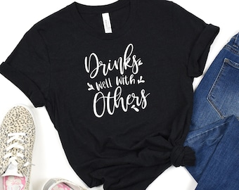 Bebidas bien con camisa de otros, camiseta linda de mujer, camisa de amigos, camisa de alcohol divertida, regalo para niñas, camisa para beber, camiseta de fin de semana para niñas