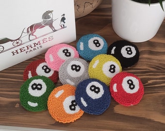 Può includere: Dieci sottobicchieri rotondi in feltro colorati con un numero otto bianco al centro, che ricordano le palle da biliardo.