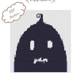 Puede incluir: Un patrón de punto de cruz en blanco y negro de una calabaza con cara. El patrón está etiquetado como "PDF Pattern".