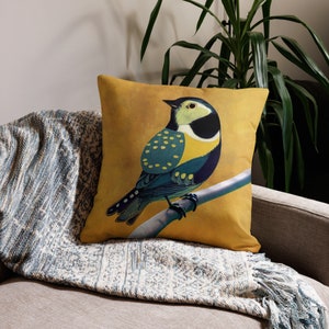 Cojín premium Bluetit - Pájaro amarillo - Decoración suave - Arte animal para el hogar de Cosmic Honk