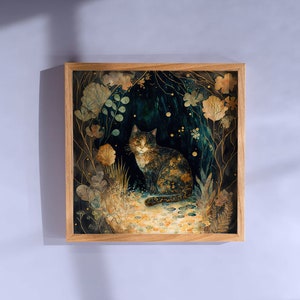 Puede incluir: Una pintura de acuarela de un gato sentado en un entorno de bosque. El gato es negro, marrón y blanco con detalles dorados. El fondo es de color verde oscuro con motas doradas y follaje.