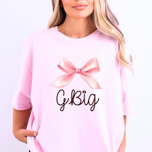 Camiseta de hermandad GBig, diseño de lazo rosa coqueto, ropa universitaria griega, regalo de revelación de Big Little, camiseta de algodón unisex