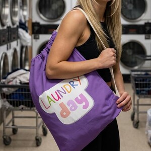 Lila tvättpåse för dagen: Smutsiga kläder i spunnen polyester