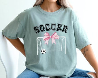 Camiseta de mamá futbolera con lazo coqueto y colores cómodos