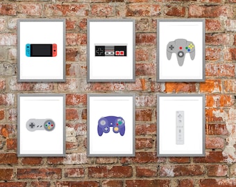 Puede incluir: Seis impresiones enmarcadas de diferentes mandos y consolas de videojuegos. Las impresiones son en blanco y negro y presentan una Nintendo Switch, una Super Nintendo, una Nintendo 64, una GameCube, un mando de Wii y una Nintendo Entertainment System.