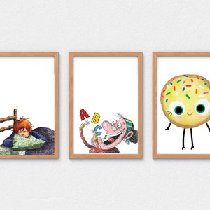 Op de afbeelding: Drie ingelijste illustraties. De eerste toont een kind dat in bed slaapt. De tweede toont een cartoonfiguur met een rood-wit gestreepte hoed die letters vasthoudt. De derde toont een cartoonkoekje met sprenkels.