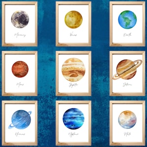 Könnte beinhalten: Ein Set aus neun Aquarellbildern der Planeten unseres Sonnensystems. Jedes Bild ist in einem hellen Holzrahmen gerahmt und zeigt einen anderen Planeten mit seinem Namen darunter. Die Planeten sind Merkur, Venus, Erde, Mars, Jupiter, Saturn, Uranus, Neptun und Pluto.