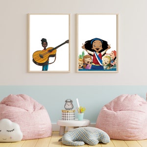 Op de afbeelding: Twee ingelijste illustraties van jonge meisjes. De eerste illustratie toont een meisje dat een gitaar vasthoudt. De tweede illustratie toont een meisje met een sjerp en andere kinderen om haar heen.