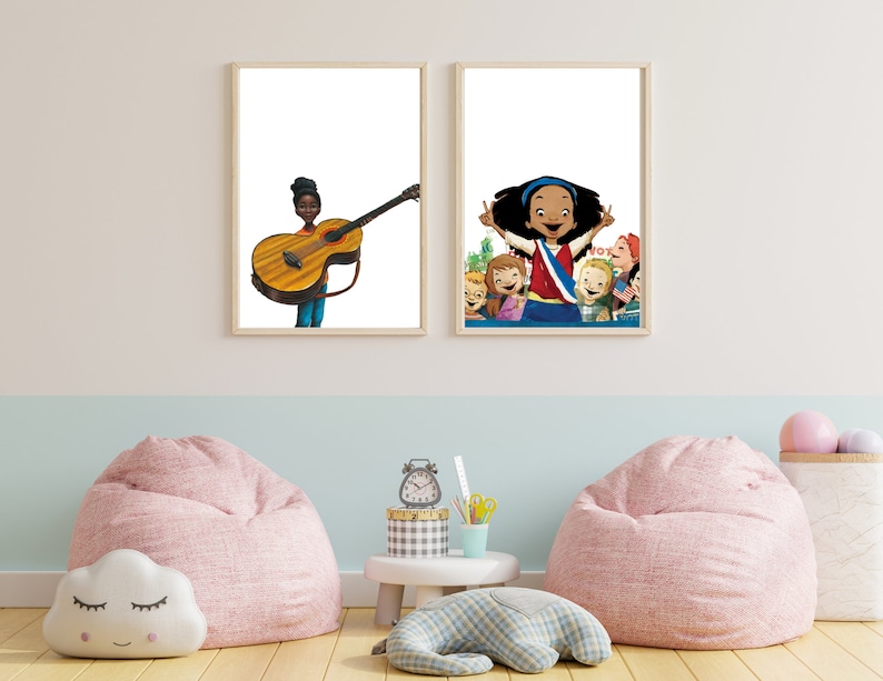 Op de afbeelding: Twee ingelijste illustraties van jonge meisjes. De eerste illustratie toont een meisje dat een gitaar vasthoudt. De tweede illustratie toont een meisje met een sjerp en andere kinderen om haar heen.