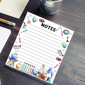 Peut inclure: Un bloc-notes blanc sur le thème des sciences. Le bloc-notes a une bordure noire et le mot "NOTES" en lettres noires. Le bloc-notes est entouré d'illustrations colorées sur le thème des sciences, notamment des béchers, des tubes à essai, un microscope et des lunettes de sécurité.