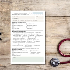 Peut inclure: Un formulaire de notes de séance de praticien en santé mentale avec des cases à cocher pour l'évaluation et les interventions du patient. Un stéthoscope et des lunettes sont sur une surface en bois.