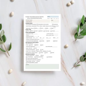 Peut inclure: Une feuille de notes de technicien du sommeil blanche avec du texte noir. Le formulaire comprend des sections pour les informations sur le patient, le type d'étude, l'environnement de sommeil et les détails de la PPC. Le formulaire est entouré d'objets blancs et de feuilles vertes.