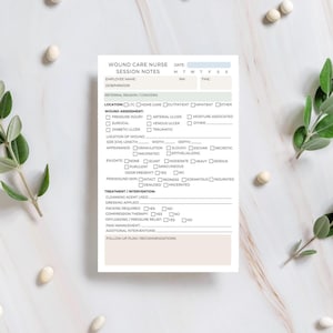 Peut inclure: Une feuille de notes de session d'infirmière en soins des plaies blanche et beige, avec des champs de texte pour les informations sur le patient et l'évaluation des plaies. Le formulaire comprend des sections pour l'emplacement, la taille, l'apparence et les interventions de traitement. Des feuilles vertes et des objets blancs sont en arrière-plan.