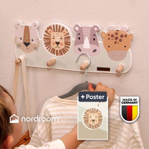 Safari Kindergarderobe – nordroom® Hakenleiste mit Tiermotiven + Gratis Poster – Dschungel Kinderzimmer Deko Geschenk Baby Junge Mädchen