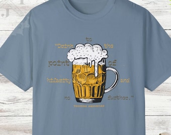 Pode incluir: Uma camiseta azul clara com um gráfico de um copo de cerveja com uma citaat que diz "Beba até o ponto de hilaridade e não mais." A citaat é atribuída a Tomás de Aquino.