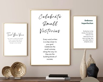 Peut inclure: Trois impressions d'art mural imprimables avec des citations inspirantes sur l'écriture et la créativité. Les impressions sont en texte noir sur fond blanc et ont un cadre doré. Les citations sont "Faites confiance à votre voix", "Célébrez les petites victoires" et "Embrassez l'imperfection".