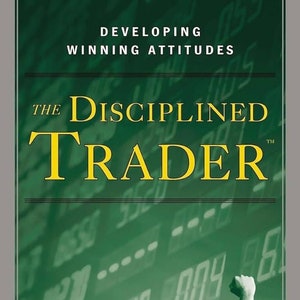 以下が含まれることがあります： 緑色の背景に、スーツを着た男性が両手を上げています。本のタイトルは「The Disciplined Trader」、著者はマーク・ダグラスです。副題は「Developing Winning Attitudes」です。
