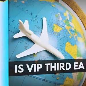 Può includere: Un modello di aereo bianco che vola sopra un globo terrestre blu e giallo con il testo "IS VIP THIRD EA EXPERT ADVISOR FOR MT4" su sfondo nero.